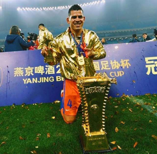 警官德夫正在查询拜访一宗两重谋杀案，只有两名证人，他们也是首要嫌疑人。嫌疑犯之一，闻名的作家；另外一个，是年青的家庭妇女玛雅。分歧的故事，却在统一个命运之夜联系到了一路，而背后的本相也远非概况这么简单……这是一部没有歌舞也没有外挂的印度片子，只有悬疑和逻辑推理。